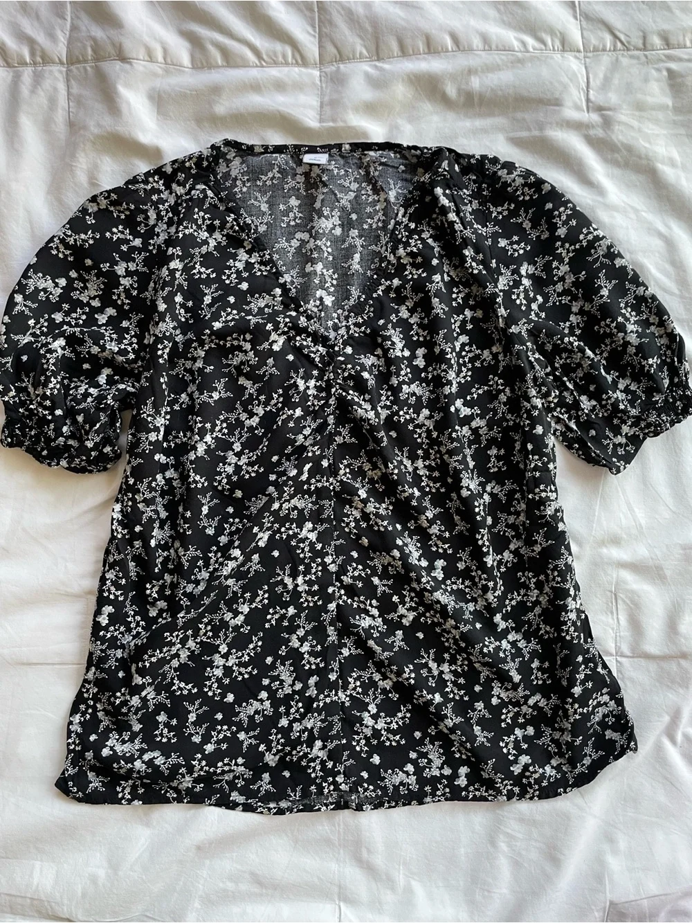 Old Navy Black Floral V-Neck Puff Sleeve Blouse Size Medium